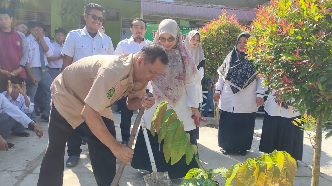 MA Al Ihsan Buluh Rampai Ikuti Gerakan Satu Juta Pohon Matoa dalam Rangka Memperingati Hari Bumi 2025