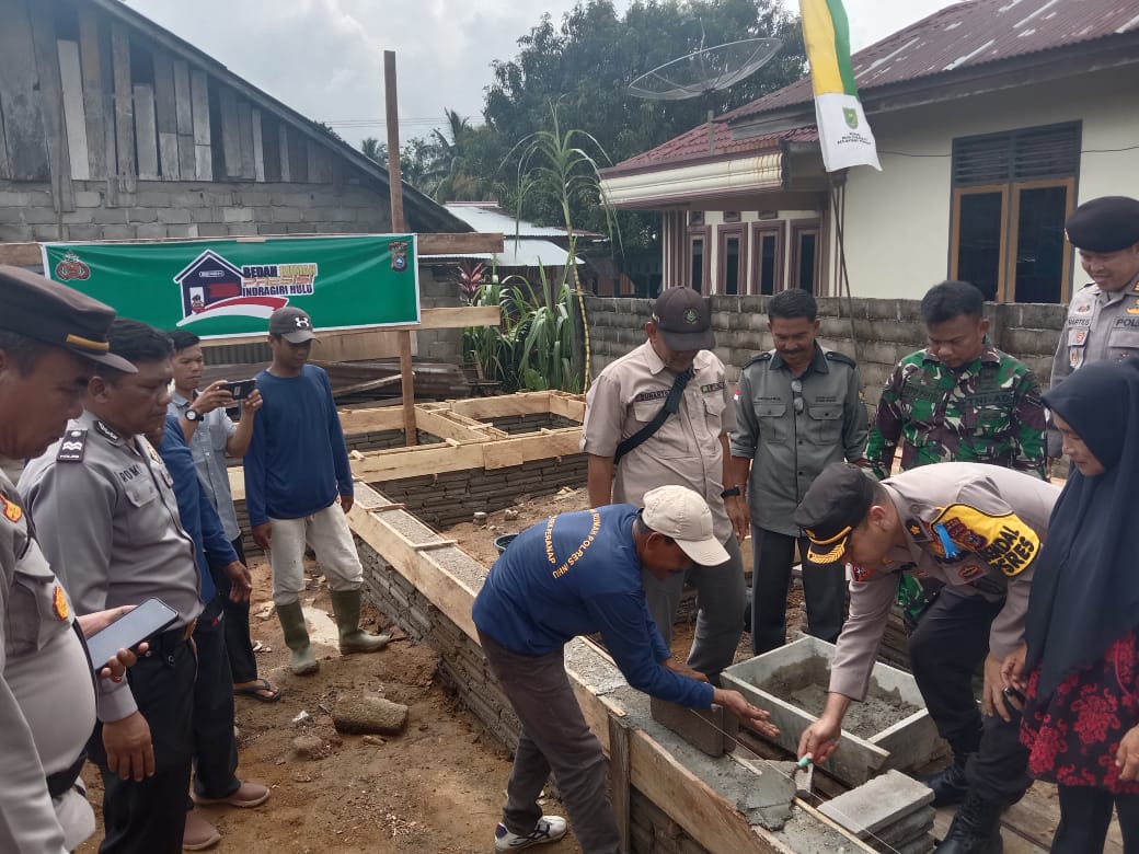 Kapolres Inhu Letakan Batu Pertama Program Bersih Ke-13 di Batang Peranap