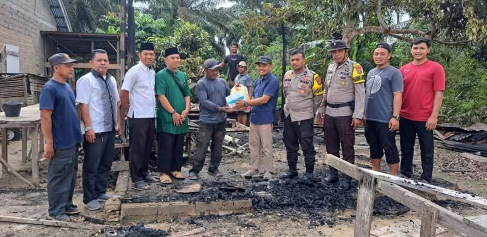 Sebuah Rumah di Perbatasan Desa Terbakar, UPZ Desa Tanah Datar Salurkan Bantuan