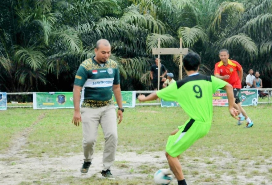 Bupati Inhu Ikut Fun Game Football, Sekaligus Buka Turnamen Mini Soccer Orpeda Cup