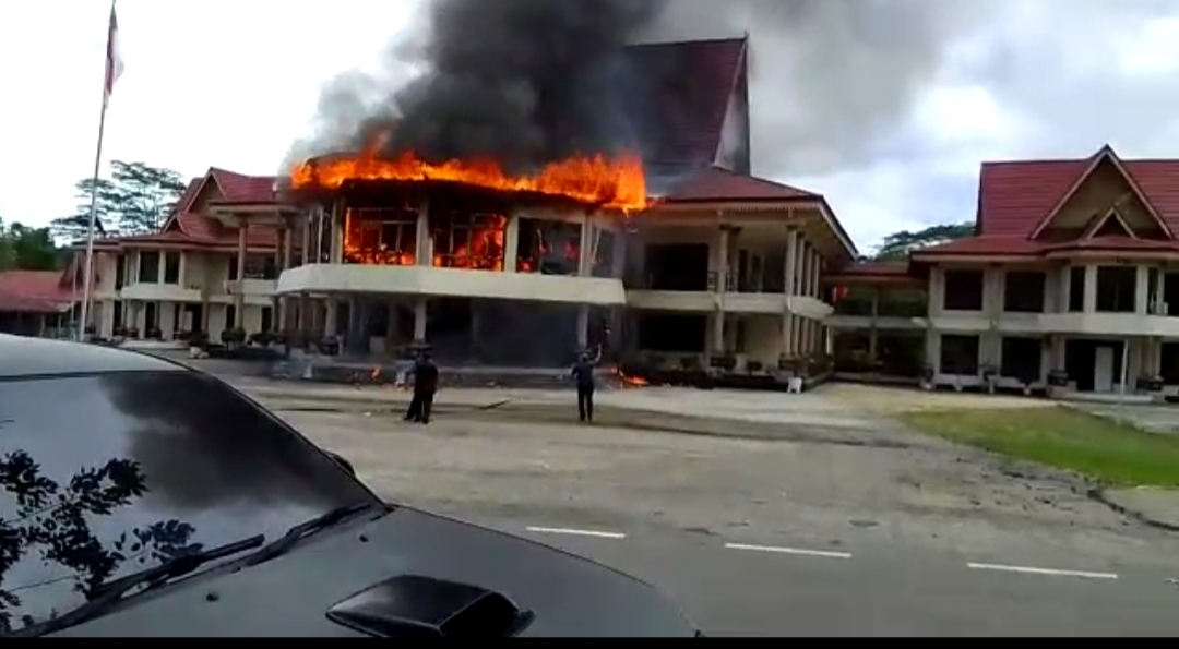 Siang Ini Gedung DPRD Inhu Terbakar, Petugas Berjibaku Padamkan Api