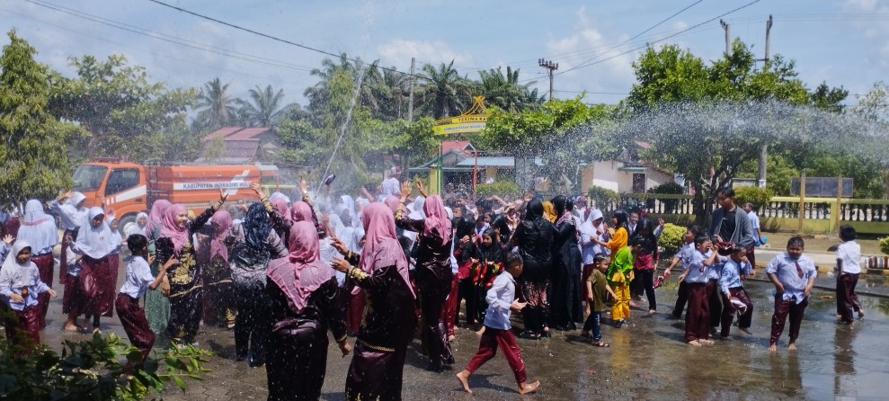 Bermain Air, Meriahkan Perpisahan Sederhana di SDN 011 Titian Resak