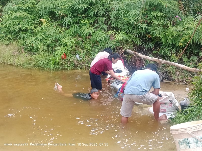 Darurat Air Bersih di Danau Tiga! Sumur Mengering, Warga Terpaksa Bendung Sungai dengan Karung Pasir