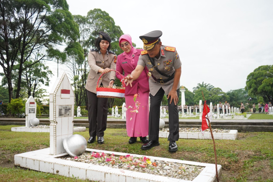 Ziarah di tmp dan larung bunga di sungai siak, Irjen Iqbal Doakan arwah pahlawan kusuma bangsa