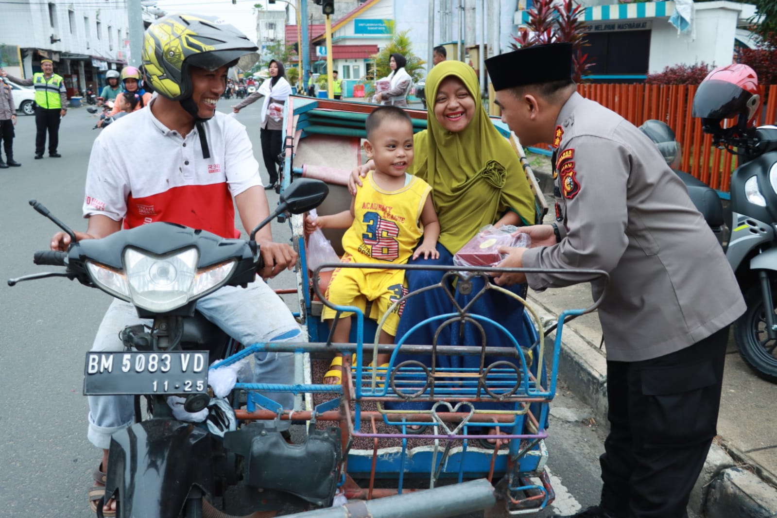 Bagikan Takjil Untuk Pengguna Jalan, Ini Pesan Kapolres Inhu