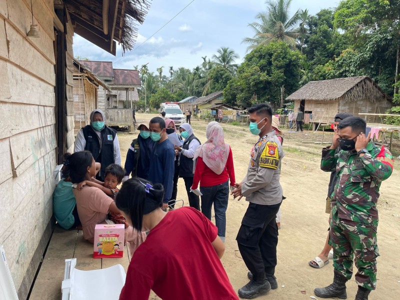 Polsek Batang Gansal Bersama TNI Dampingi Tim Dinkes Tangani Warga Sakit Massal di Rantau Langsat