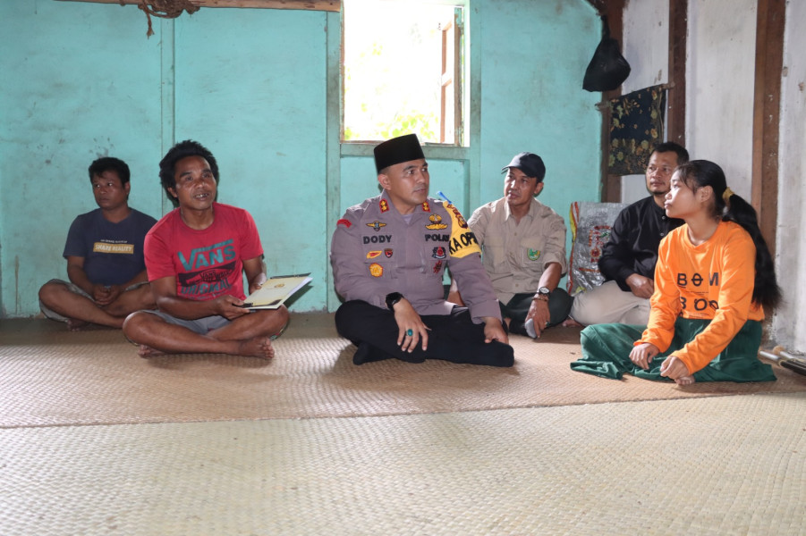 Kapolres Inhu Pimpin Jumat Curhat dan Bezuk Korban Lakalantas di Talang Jerinjing