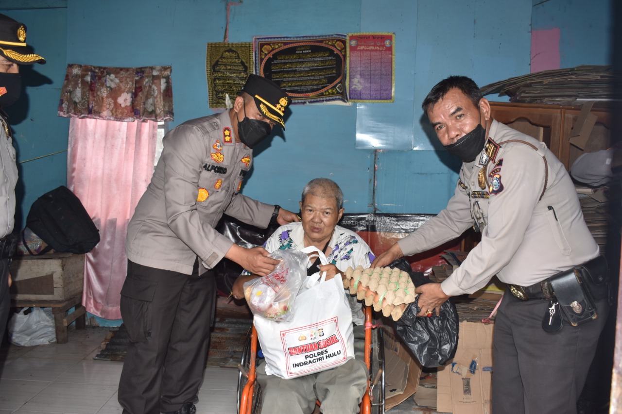 Orang Tua Renta dan Disabilitas Terima Bantuan Program Jubah Emas Polres Inhu