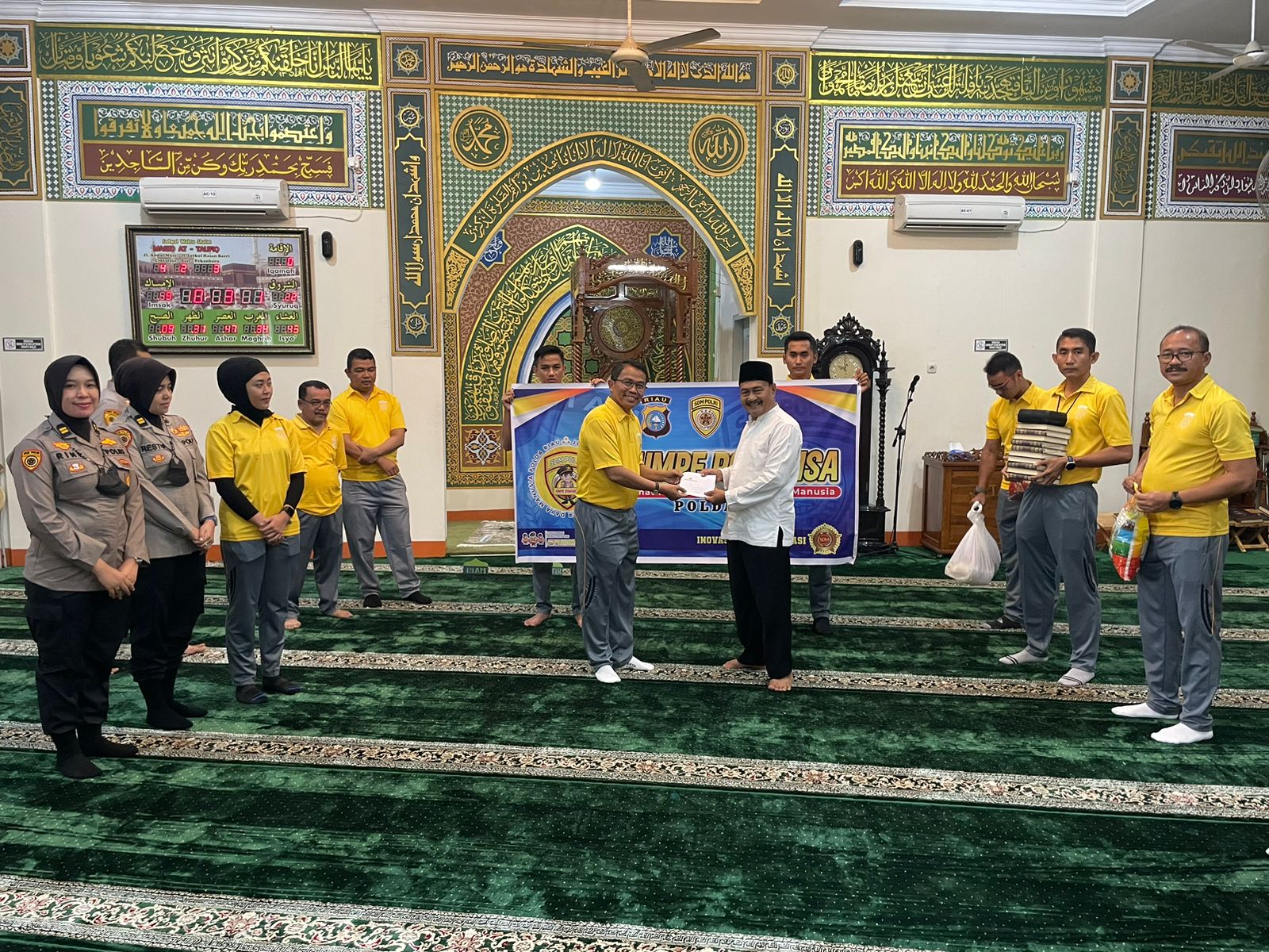 Jumpe Romansa Polda Riau Berikan Bantuan ke Sejumlah Masjid