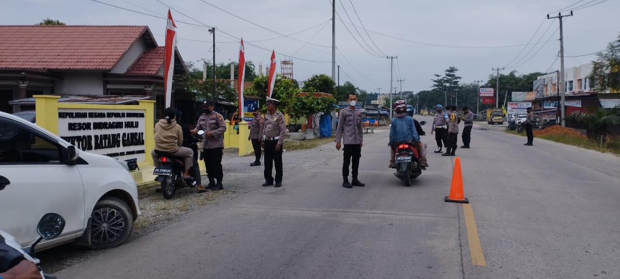 Polsek Bersinergi Dengan Brimob Batalyon C Batang Gansal, Gelar Razia Vaksin