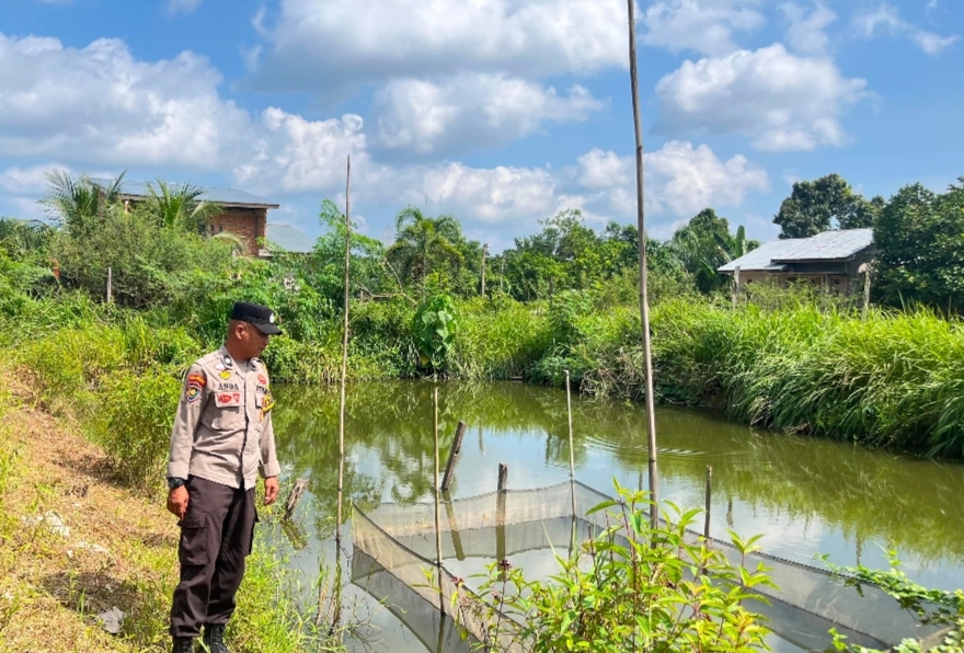 Bhabinkamtibmas Desa Titian Resak Dorong Budidaya Ikan Nila untuk Dukung Ketahanan Pangan Nasional