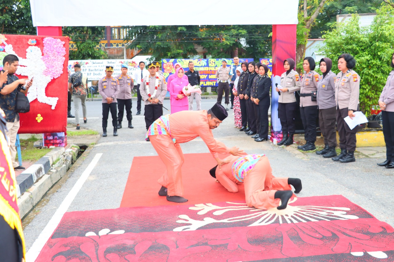Pencak Silat, Pedang Pora Hingga Tepung Tawar Warnai Sertijab Kapolres Inhu
