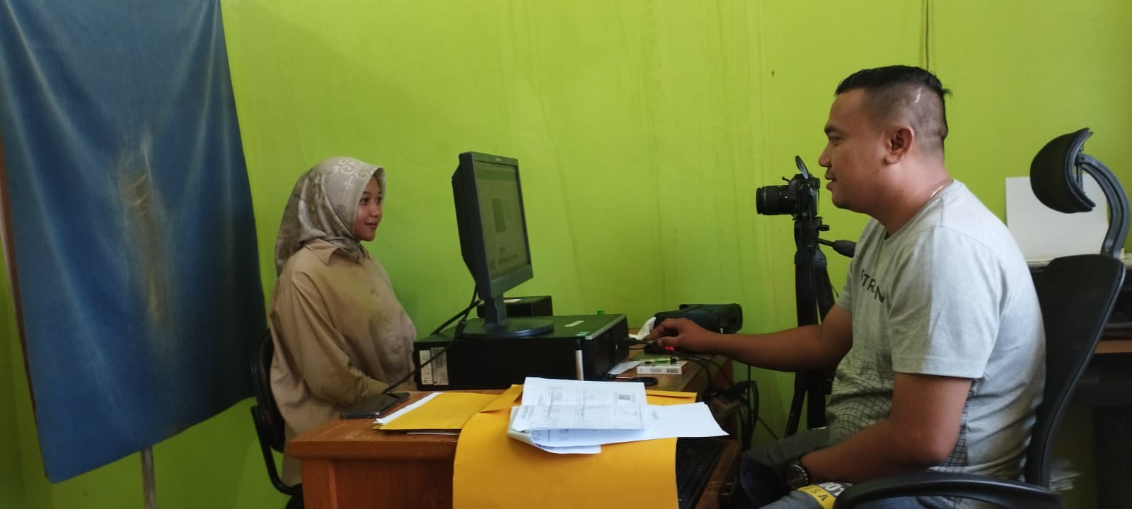 Ratusan Calon Mahasiswa Mahasiswi Datangi Kantor Camat Seberida Guna Mengurus E-KTP