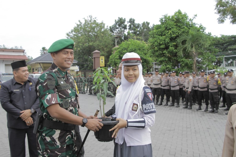 Apel Operasi Zebra 2025 di Inhu Dimeriahkan Pembagian Bibit Pohon kepada Ojol, Pramuka, dan PKSN