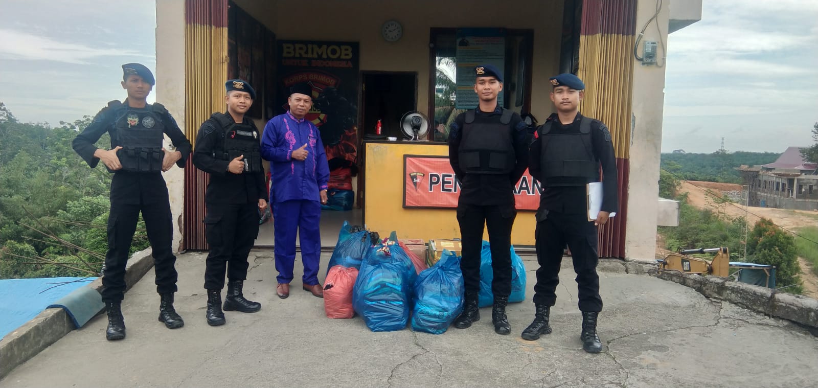 MIS Nurul Hidayah Sei Akar, Serahkan Bantuan Untuk Korban Gempa Cianjur