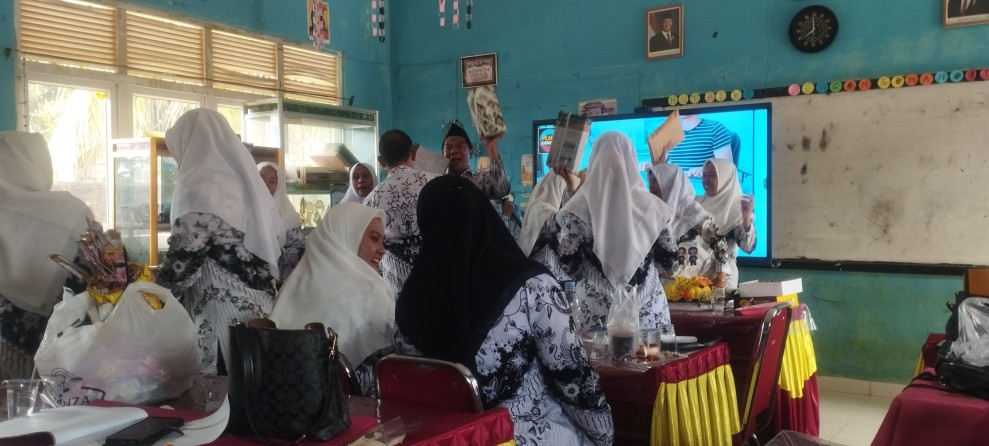 SDN 001 Pangkalan Kasai Meriahkan HGN dan HUT PGRI ke-80, Momen Tukar Kado Jadi Sorotan