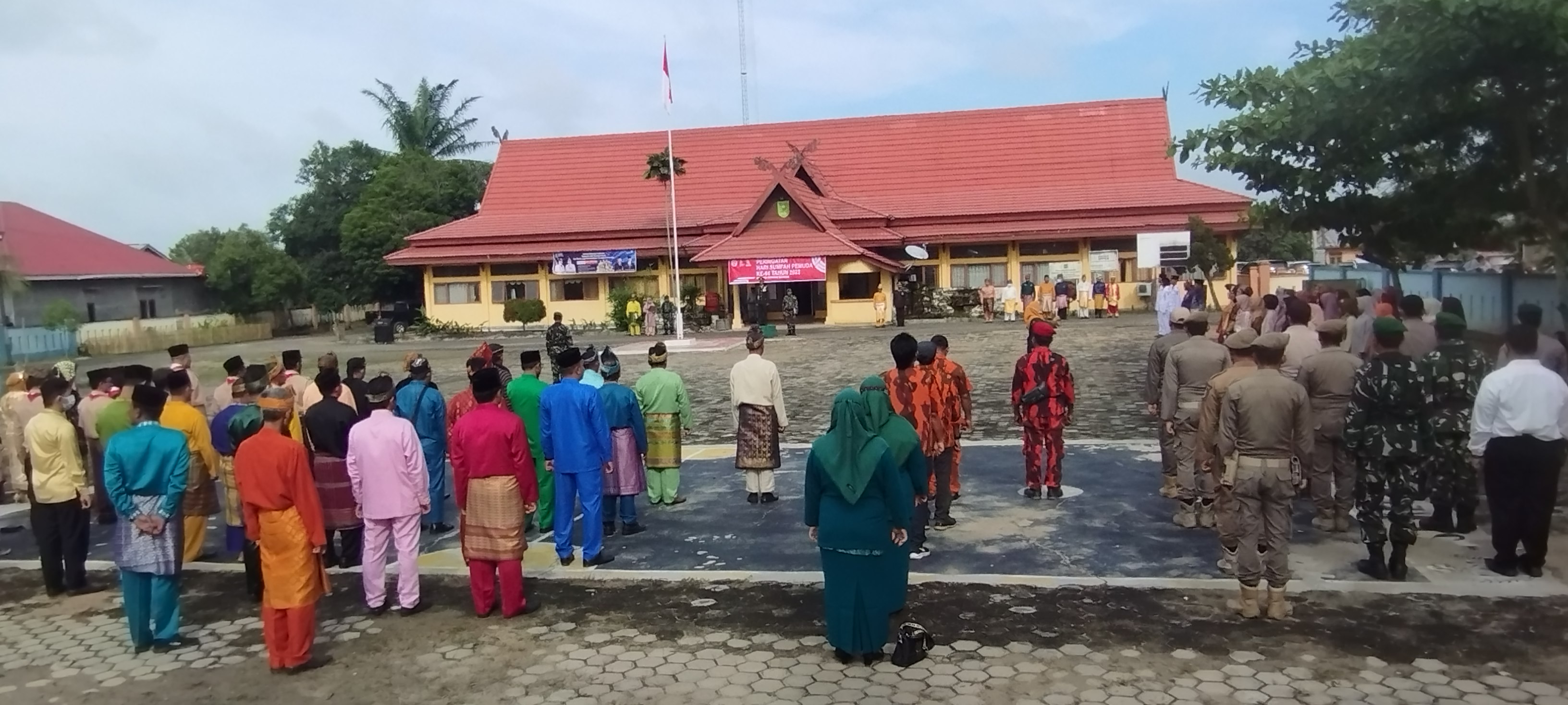 Danramil 03/Seberida, Pimpin Upacara Hari Sumpah Pemuda Di Halaman Kantor Camat Seberida