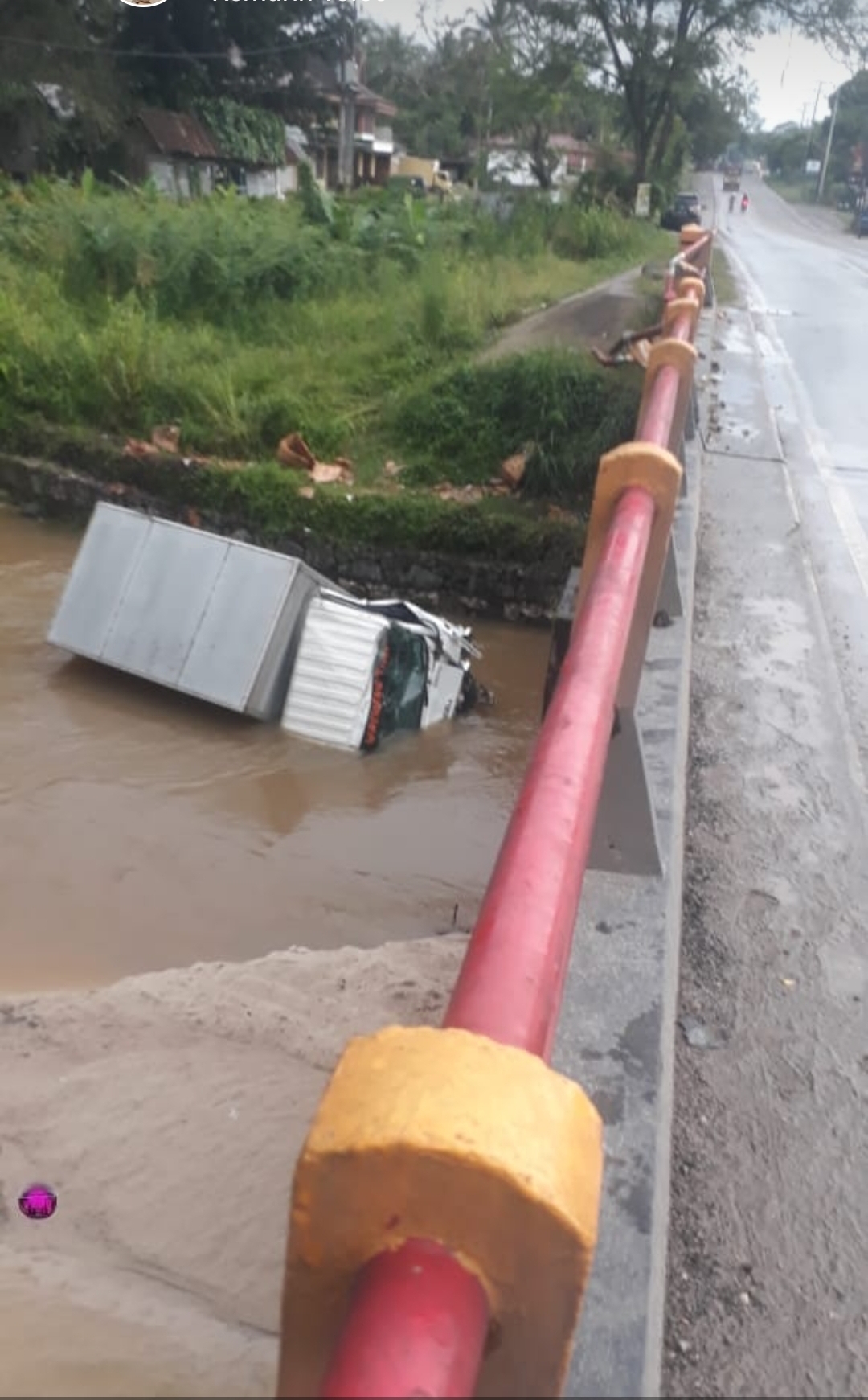 Hilang Kendali, Mobil Isuzu Box Tabrak Jembatan dan Masuk Sungai di Inhu