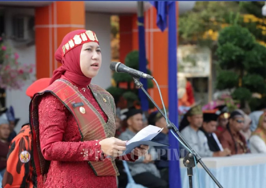 Momentum Peringatan Sumpah Pemuda Ke-95, Bupati Rezita Kenakan Pakaian Adat Batak