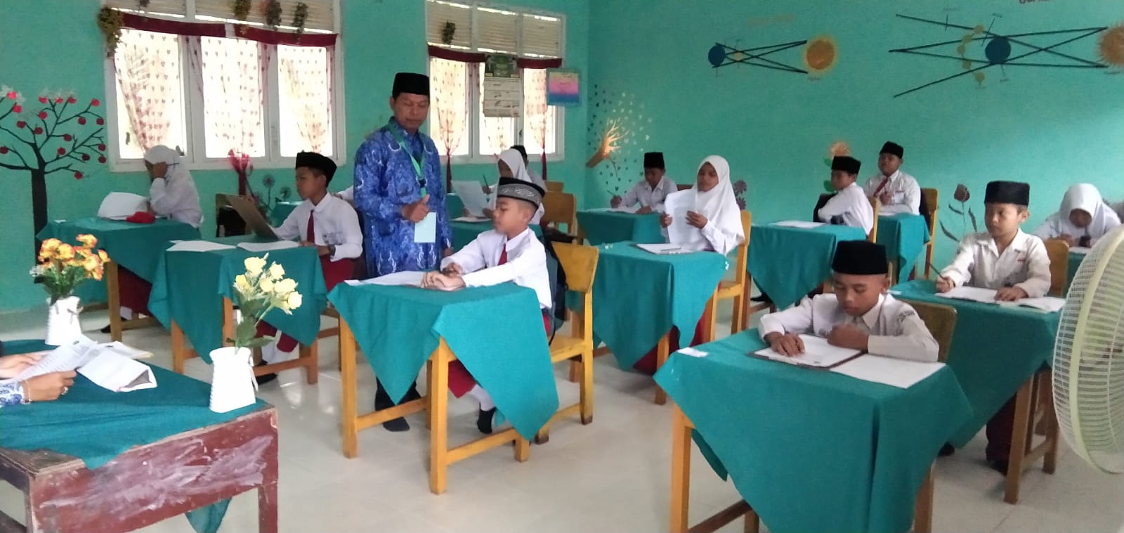 Pelaksanaan Ujian Hari Pertama di MIS Nurul Hidayah Sungai Akar Berjalan Lancar