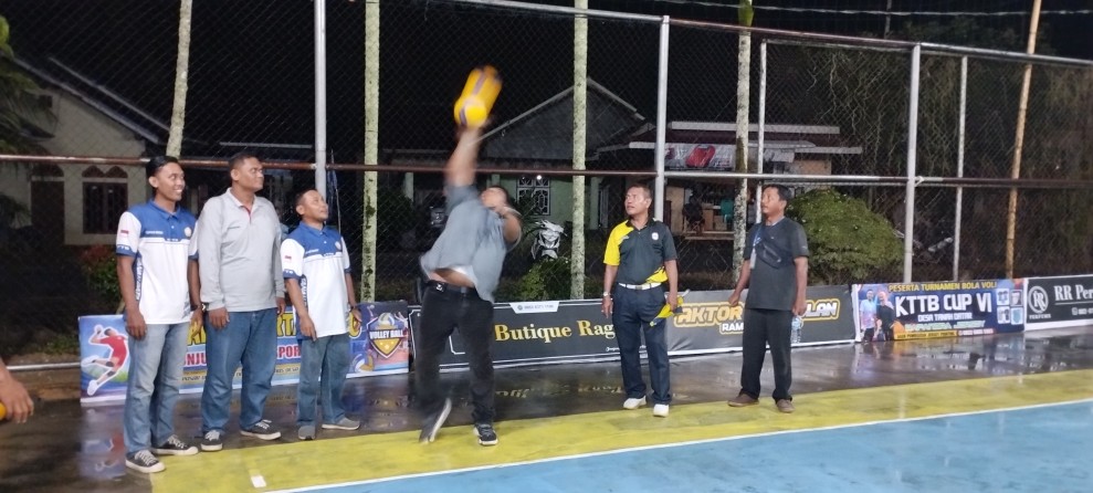 Dodi Nefeldi SPBU Buka Turnamen Bola Voli Karta Tunas Baru Cup VI Desa Tanah Datar