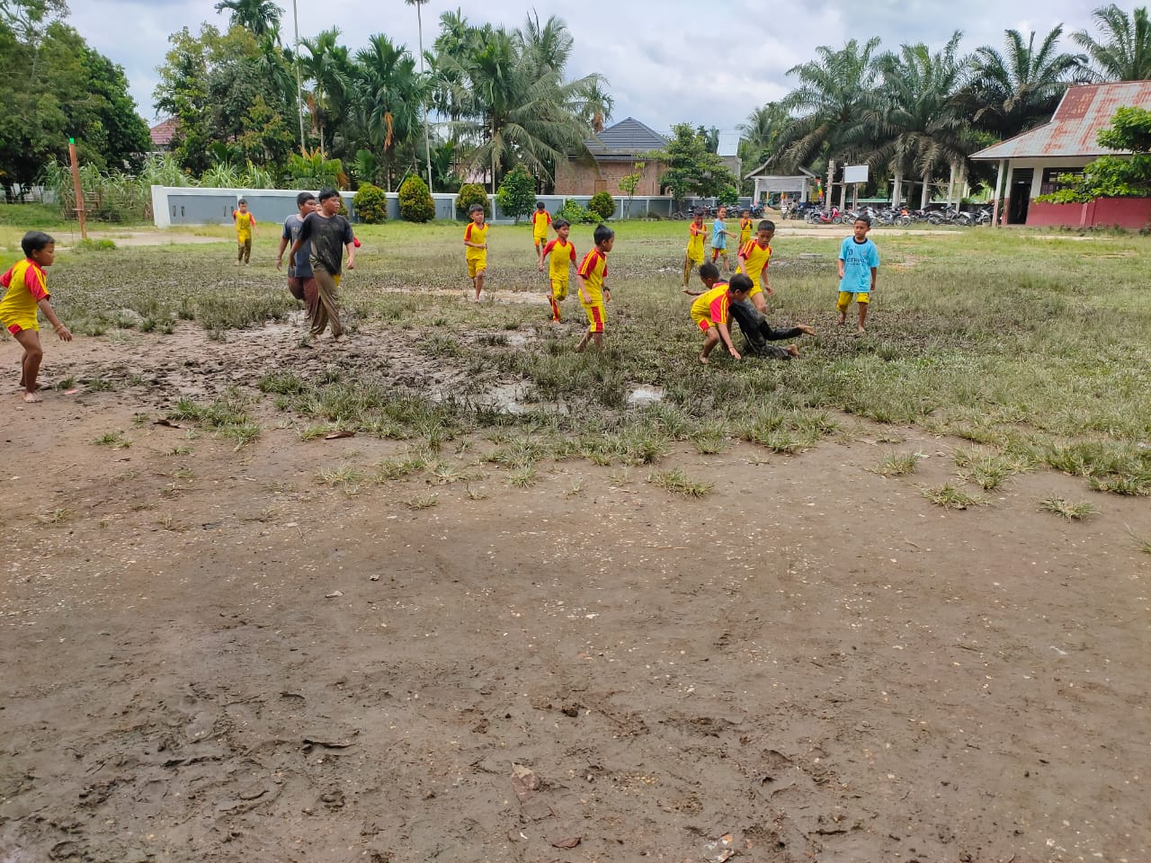 Miris Kondisi Halaman SDN 003 Belimbing, Butuh Perhatian Khusus