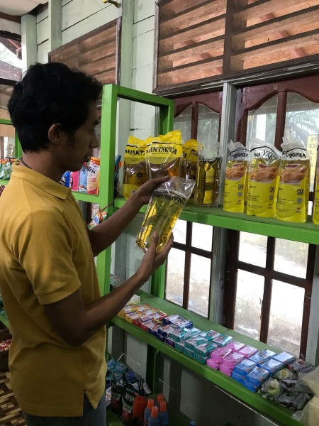 Personil Unit Reskrim Polsek Seberida Lakukan Pengecekan Minyak Goreng Merk Minyakita