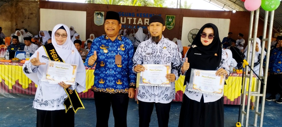 Tiga Guru Berprestasi Terima Penghargaan pada Puncak HGN, PGRI, dan HUT Korpri 2025 di Petalabumi