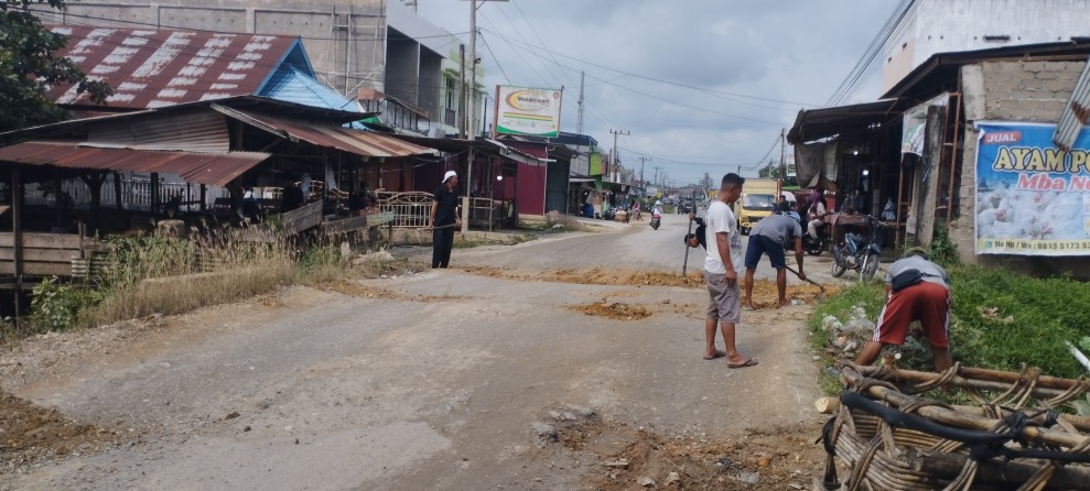 Warga RT 015 Simpang 4 Belilas Gotong Royong Perbaiki Jalan Berlubang