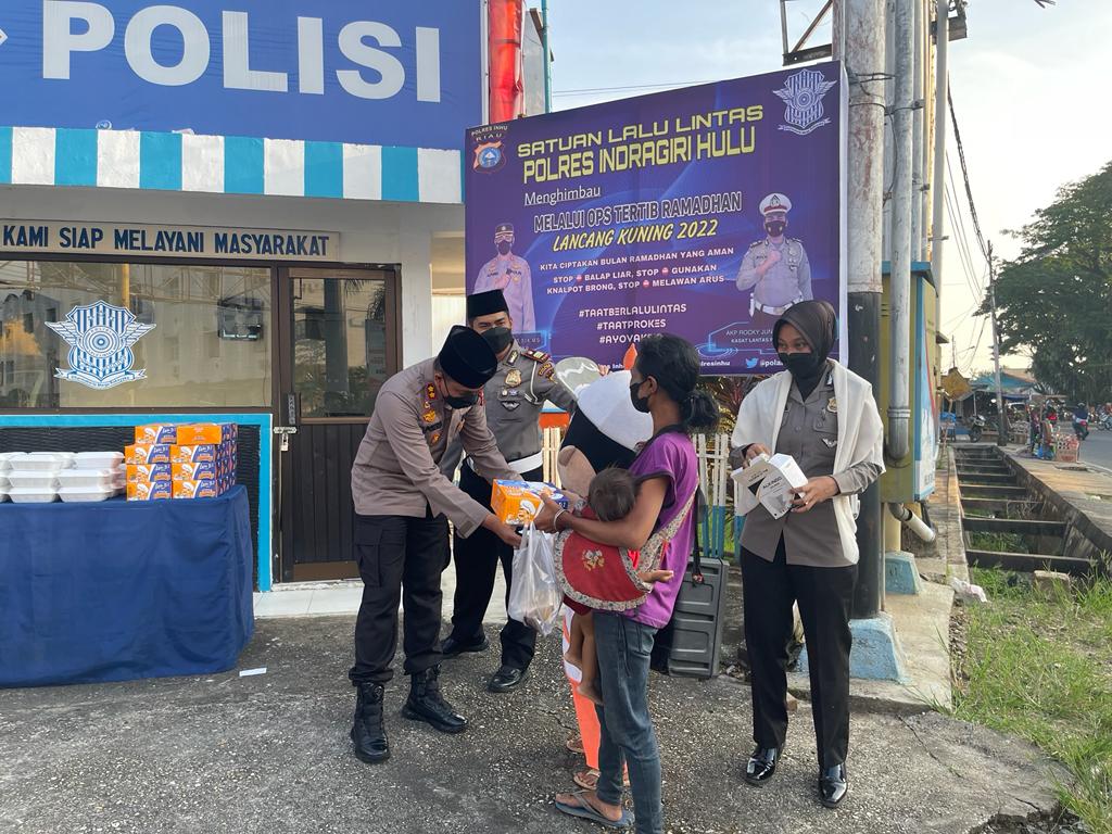 Kapolres Inhu Berbagi Takjil Saat Operasi Tertib Ramadhan LK 2022