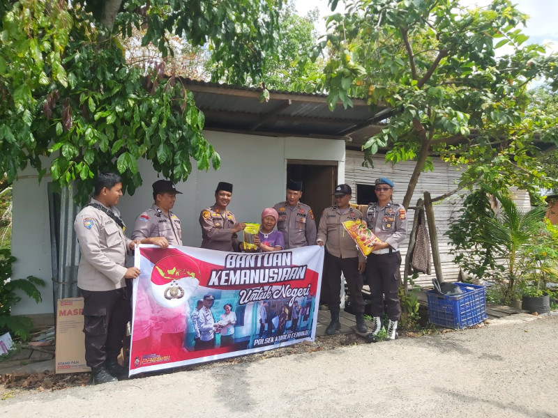 Antisipasi Dampak Kenaikan Bahan Pokok, Polsek Kuala Cenaku Bagi Sembako
