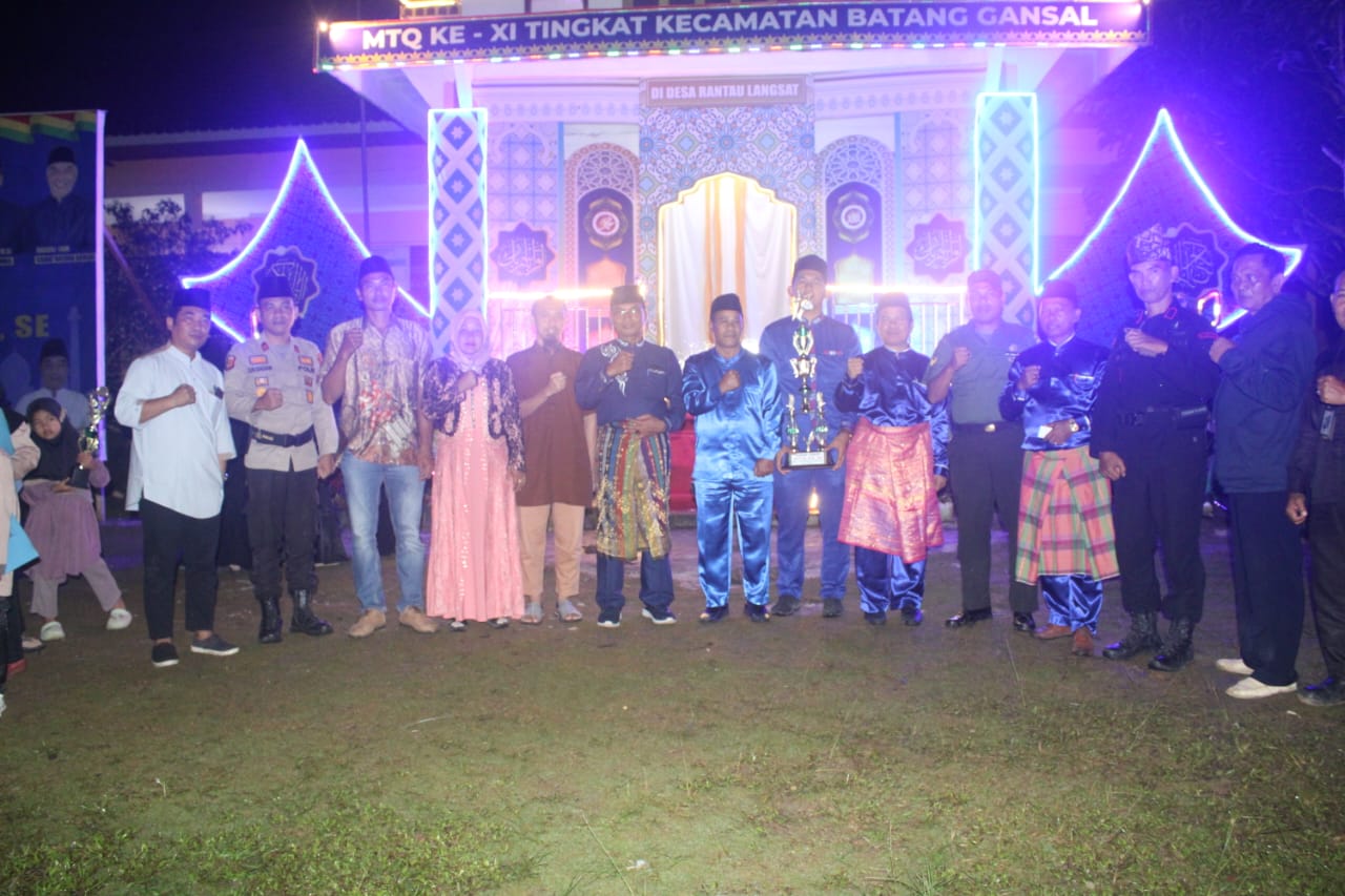 Camat Kuala Cenaku,Serahkan Piala Bergilir MTQ Tingkat Kecamatan Batang Gansal Kepada Kades Sei Akar