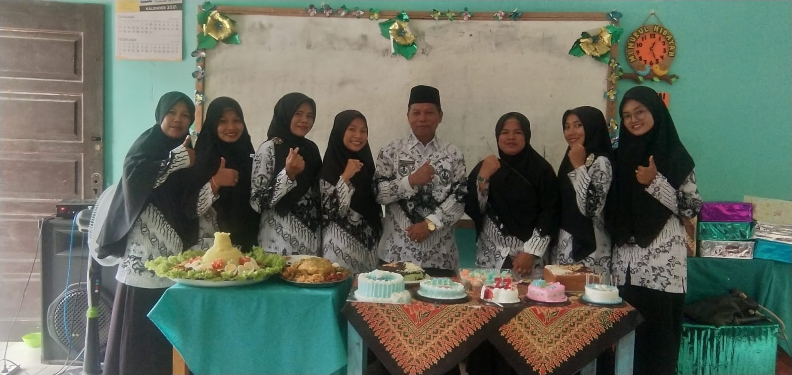 Tasyakuran HGN dan HUT PGRI di MIS Nurul Hidayah Ditandai Pemotongan Tumpeng