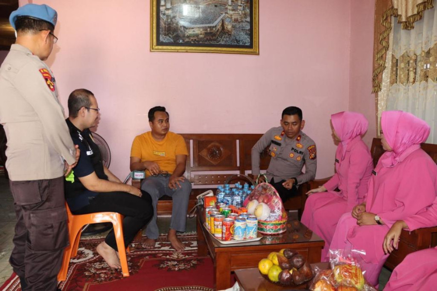 Bertahun-tahun Sakit, Polres Inhu Sambangi Briptu Ichwan di Kampung Dagang