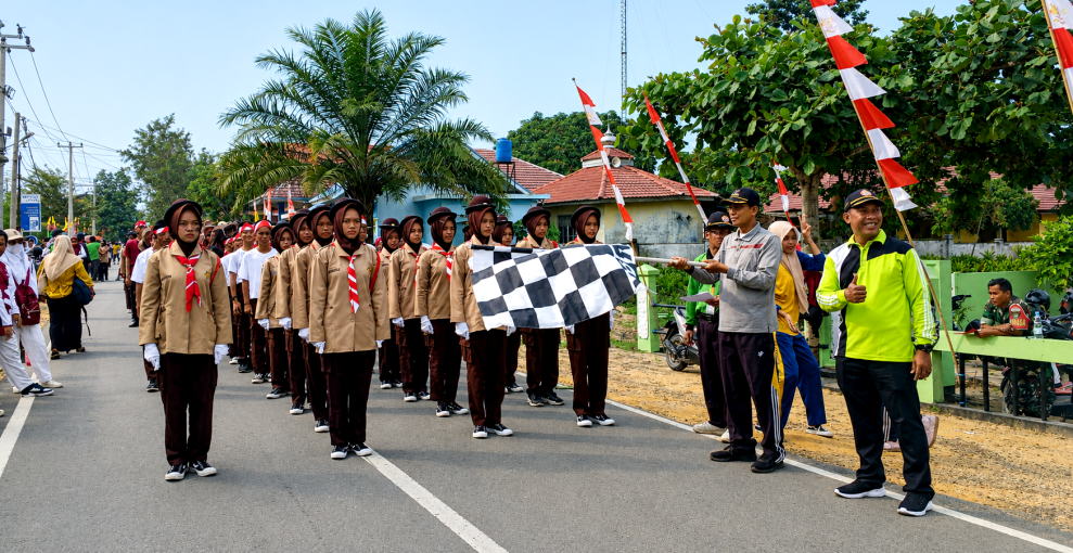 Camat Seberida Lepas 63 Regu Lomba Gerak Jalan, Semarak HUT ke-81 RI