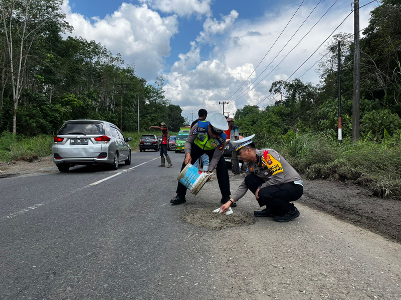 Cegah Lakalantas, Rocky Cor Puluhan Titik Kerusakan Jalintim