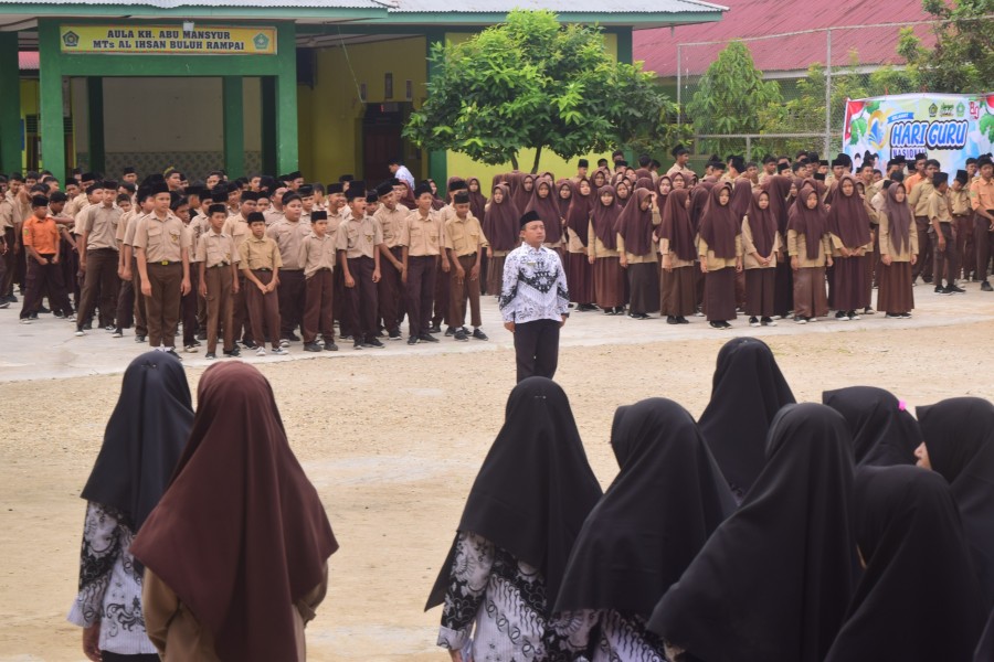 MTs Al Ihsan Buluh Rampai Meriahkan Peringatan HGN dan HUT PGRI dengan Beragam Lomba Guru