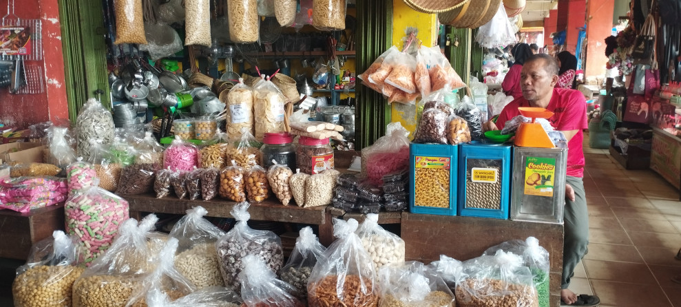 Pedagang Kue Lebaran Di Pasar Belilas, Mengaku Sepi Pembeli