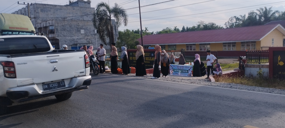 Tanamkan Rasa Empati Terhadap Sesama, SDN 004 Belilas Berbagi Takjil