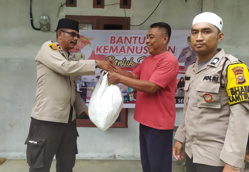 Antisipasi Dampak Kenaikan Bahan Pokok, Polsek Seberida Serahkan Bantuan Kepada Warga Kurang Mampu
