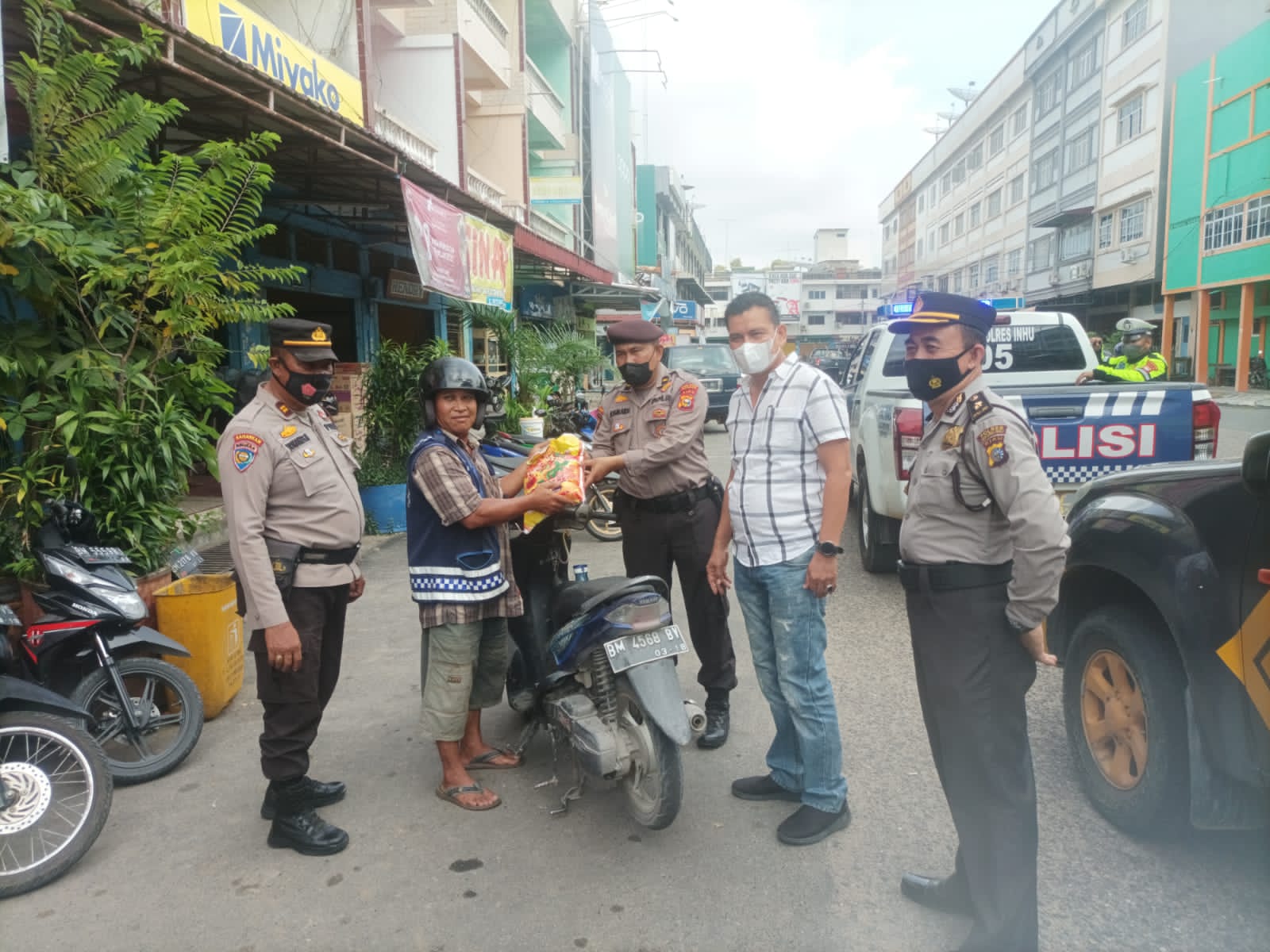 Hari Minggu Polres Inhu dan Polsek jajaran masih terus membagikan Bantuan Sosial