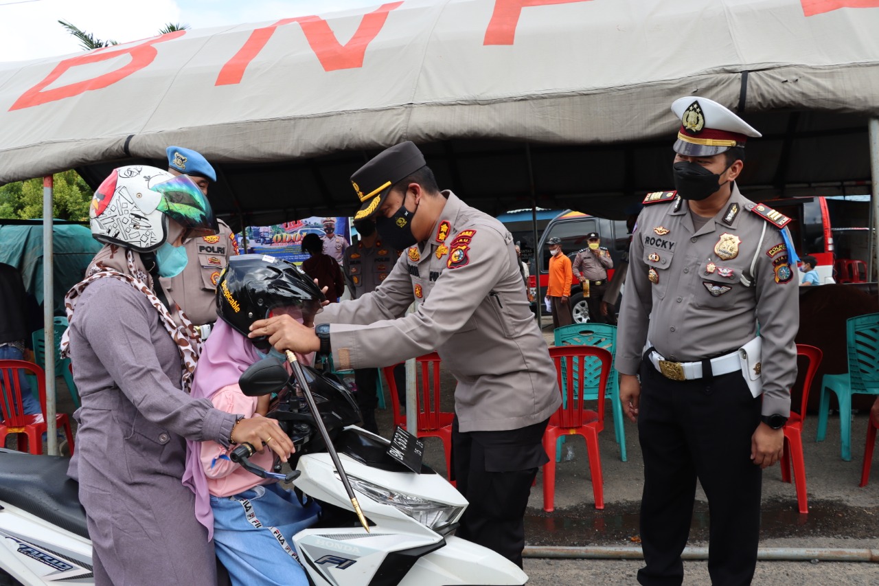 Kapolres Inhu Dan Kasat Lantas Bagi Helm dan Minyak Goreng di Pos Tugu Lima