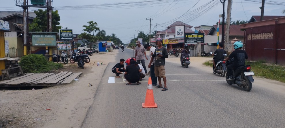 Rawan Kecelakaan di Persimpangan, Pemdes Buluh Rampai Buat Zebra Cross
