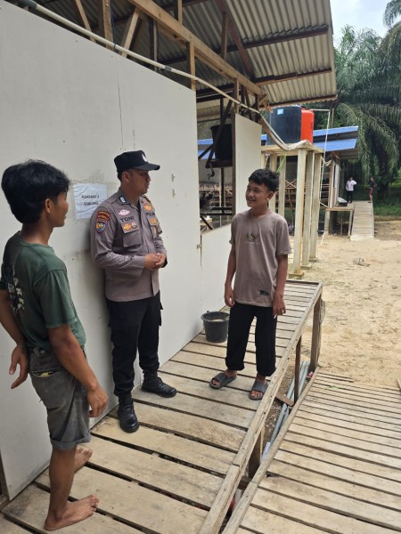 Bhabinkamtibmas Seberida Dorong Warga Kembangkan Ayam Petelur untuk Ketahanan Pangan Desa Petala Bumi