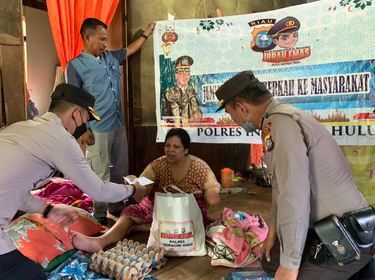 Lansia Di Rengat Dapat Bantuan Program Jubah Emas Polres Inhu