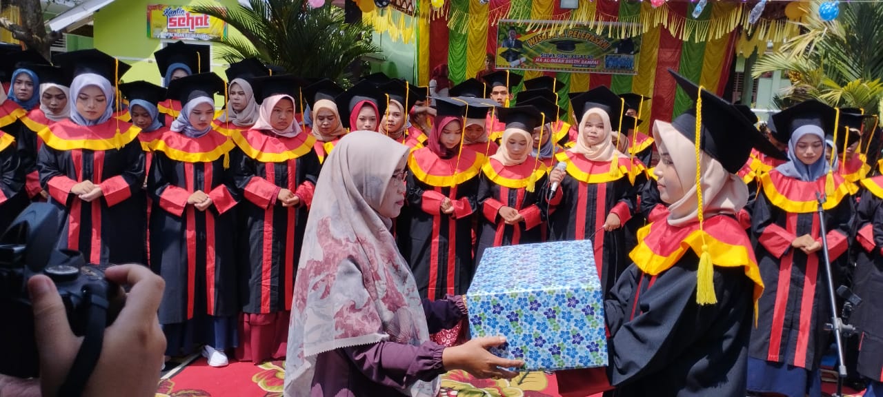 Siswa/i Kelas Xll MA Al Ihsan Buluh Rampai Inhu, Diwisuda dan Dilakukan Pelepasan
