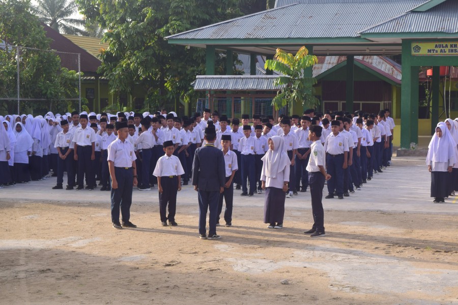 Hari Pertama Masuk Sekolah, Kepala MTs Al Ihsan Buluh Rampai Pimpin Upacara dan Sampaikan Pesan Moral