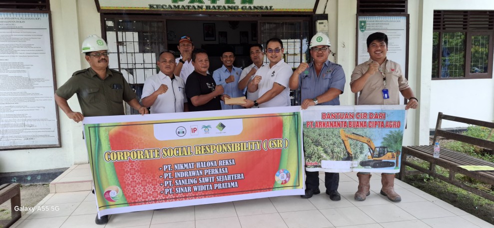 5 perusahaan yang tergabung dalam NHR grup Serahkan Bantuan CSR untuk Perbaikan Jalan