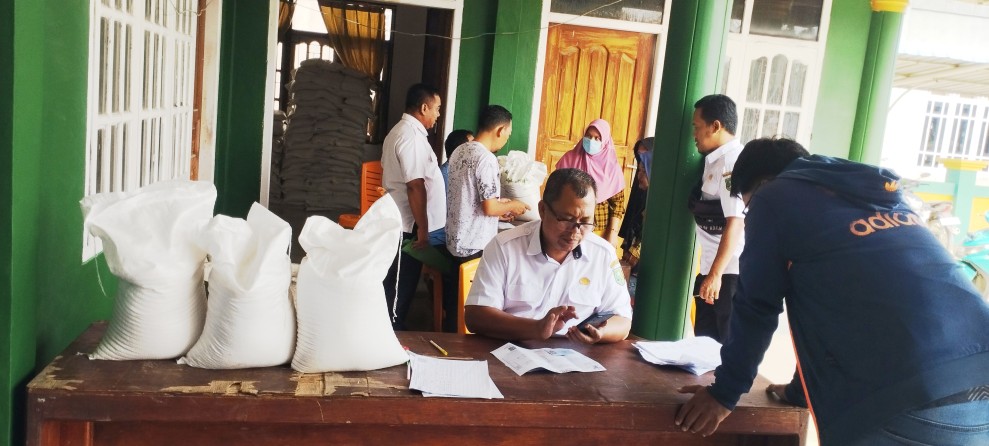 432 KK Desa Petalabumi Terima Bantuan Pangan, Setiap Keluarga Dapat 30 Kg Beras