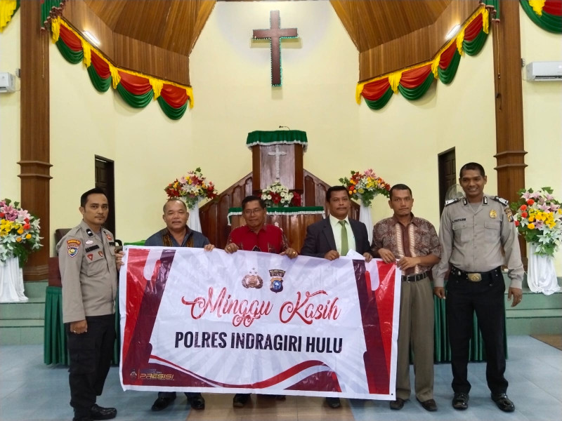 Minggu Kasih Polres Inhu, Gereja Huria Kristen Terima Bantuan Lampu dan Karpet